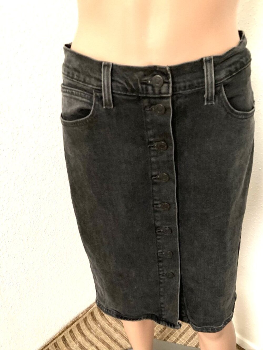 Levi’s Denim Skirt Women’s 27 Charcoal Gray Wash Mid Rise 5 Pocket